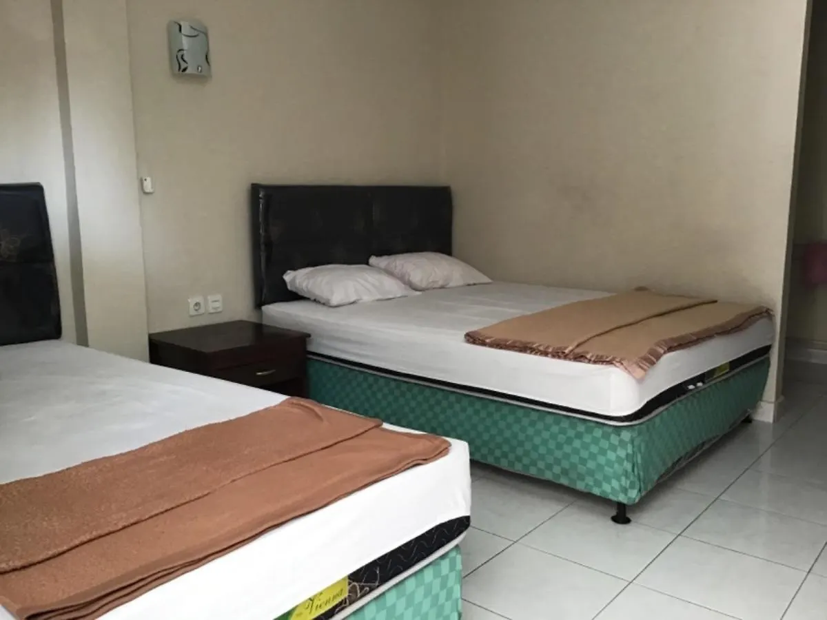 Oyo 90520 Kuta Family Guest House Denpasar  Hotel
